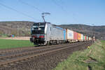 6193 181-5 am 07.04.2025 bei Reilos mit einem Containerzug zu sehen.
