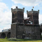 Ende Mai 2025 war die RTB-Elektrolokomotive 193 999-0  Gyor  in Duisburg mit einem Kesselzug auf der Hochfelder Eisenbahnbrücke zu sehen.