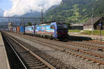 Ein SB Cargo International Vectron Doppel mit Lok 193528-7 an der Spitze durcheilt hier am 24.5.2025 um 8.59 Uhr mit einem Containerzug den Bahnhof Altdorf in Richtung Arth-Goldau.