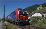 Zwei Vectrom (und eine  kalte  Re 4/4 II) sind bei Ligerz mit einem Güterzug auf der Fahrt in Richtung Biel/Bienne.