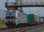 193 995 von Railpool/TXL in Schkeuditz-West. Kameraposition: Straße neben der Strecke.

~Schkeuditz-West, 11.07.2025