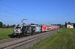 Bad Schwanberg am Abend des 12. August 2025.
Die 193 876 zieht und die 193 862 schiebt die aus drei DB-Doppelstockwagen der Bauart DaBpza gebildete S 6 Garnitur von Wies-Eibiswald via Hengsberg nach Graz Hauptbahnhof.