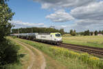 In der Nähe von Rüdnitz kam die Vectron 193 896, von Captrain, mit einem Kesselzug aus Stendell, in Richtung Berlin Karow gefahren. 17.08.2025