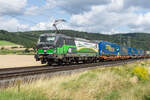 193 235-9 ist am 06.08.2025 mit einem Walter-Zug in Richtung Süden bei Reilos unterwegs.