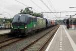 Am trüben Abend von 25 Juni 2021 zieht LTE 193 729 funf Getreidewagen durch Wijchen.