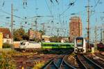 6193 425 mit Flixtrain bei der Einfahrt in Köln Hbf & rechts RRX 462 075 als RE1 aus Köln Hbf, September 2025.