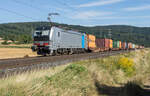 6193 187-2 mit einem Containerzug in Richtung Süden am 26.08.2025 bei Reilos.