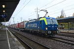 PKP CARGO S.A.aus Warszawa mit EU46-521/5 370 056-1/6193 230  (NVR-Nummer: 91 51 5370 056-1 PL-PKPC) und einem Zug Containertragwagen am 14. Oktober 2025 bei der  Durchfahrt durch den Bahnhof Schönefeld bei Berlin.
