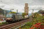 193 710 Beacon  e-mobility 140 years  mit KLV in Oberwesel, Oktober 2025.