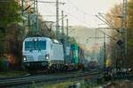 193 427 mit Containerzug in Bonn Oberkassel, April 2025.