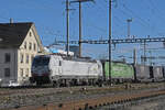 Doppeltraktion, mit den Siemens Vectron 193 305-8 und 193 283-9 durchfährt am 15.01.2026 den Bahnhof Pratteln.