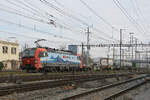 Siemens Vectron 193 477-7 durchfährt am 22.01.2026 den Bahnhof Pratteln.