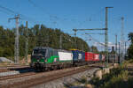 ELL 193 225-0 (im Einsatz für TX Logistik) erreicht mit einem gut ausgelasteten KLV-Zug Rostock-Seehafen am 20.08.2025. Fotografiert in Höhe des ehemaligen Haltepunkts Dierkow.