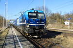  RTB Cargo Siemens Vectron 193 726-7 mit Containerzug bei der Durchfahrt durch dem Bahnhof Dabendorf am 06. März 2026.

