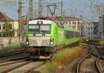 Am 27.08.2025 ist 193 436 mit ihrem Flixtrain nach Köln Hbf am Hannoverschen Hauptbahnhof anzutreffen. Die sich im Lokpool der ELL befindlichen Lok sieht vorn etwas kahl aus. Die fehlende Folie lässt sich wohl damit begründen, dass die Lok Anfang 2024 einen Sprung im Glas des linken Spitzensignals und fehlende Lamellen an der Front aufwies. Nach Behebung des Schadens wurde wohl keine neue Folie angebracht.