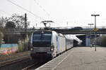 193 838 fährt mit ihrem RE3 Ersatzzug durch Angermund in Richtung Duisburg.

Angermund 07.03.2026