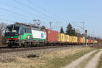 193 953 ELL mit  zusätzlicher Inrail Beschfriftung und einem Containerzug am 7.3 26 bei Eglharting.
