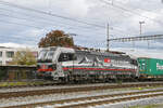Siemens Vectron 193 542-8 durchfährt am 21.10.2025 den Bahnhof Kaiseraugst.