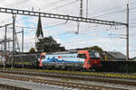 Doppeltraktion, mit den Loks 193 477-7 und 189 988-9 durchfährt am 21.10.2025 den Bahnhof Kaiseraugst.