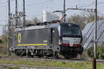 Siemens Vectron 193 664-0 durchfährt am 09.03.2026 solo den Bahnhof Pratteln.