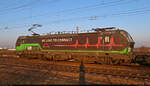 6193 277-1  We love to connect  (Siemens Vectron) mit Sattelaufliegern, seitlich aufgenommen an der Brücke über die Leipziger Chaussee (B 6) Richtung Zugbildungsanlage (ZBA) Halle (Saale).

🧰 ELL Austria GmbH (European Locomotive Leasing), vermietet an die TX Logistik AG (TXL)
🕓 21.3.2025 | 17:44 Uhr