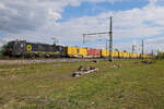 193 607 beacon mit Containern verlässt München in Richtung Freising am 16.04.26 bei Feldmoching.
