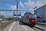 Die von SBB Cargo angemietete E-Lok 193 066 fährt mit einem Güterzug durch den Bahnhof von Morges. 

16. April 2026