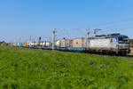 193 501 PKP Cargo mit einem Gemischtwarenladen am 21.04.26 bei Roßlau von Magdeburg kommend nach Dessau.