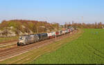 Mit der Kraft von insgesamt 17.000 Pferden ziehen 6193 997-4 und 6193 614-5 (Siemens Vetron) Sattelauflieger und Tank-Container durch Schkeuditz West Richtung Halle (Saale).