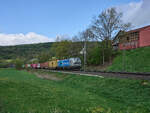 Mit einem Containerzug war eine unbekannte 193 von Boxxpress am 19.04.2026 auf der Fuldatalbahn in Richtung Bebra unterwegs. Bei Melsungen-Schwarzenberg wartete der Fotograf.