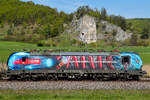 193 438 Lichtgeschwindigkeit mit dem Kletterfelsen im Hintergrund zwischen Dollnstein und Breitenfurt am 25.4.26.