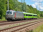 Flixtrain Siemens Vectron 7193 010-4 mit 2 Flx Wagen am 19. Mai 2026 bei Diedersdorf. 

