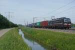 SBBCI 193 659 zieht am 29 Mai 2026 ein Containerzug durch Valburg und wird vom offenbarer Weg fotografiert.