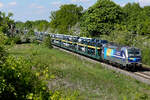 Railpool / RTB Cargo 193 824 mit der Aufschrift D�ren hatte ich schon gestern fotografiert. Dann halt jetzt gleich nochmal am 9 Mai 2026 bei Feldmoching mit BMW Autos.
