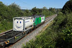 Weco 193 901 mit KLV am 4 Juli 2026 bei Dollnstein. Alles was von Richtung Treuchlingen fährt, bekommt man leider nicht schön ins Bild. Der Container lacht freundlich zurück, und will wohl sagen, vielleicht hast du beim nächsten Mal mehr Glück. 