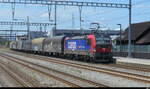 SBB Cargo - Lok 193 073-4 mit G�terzug bei der durchfahrt im Bhf.