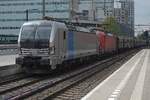 DTF 193 182 zieht ein Erzzug mit Innofreightwagen durch Tilburg nach Venlo, K�ln und Villingen am 8 Mai 2026. April 2026 gelang DTF ein Kontrakt f�r drei Erzz�ge pro Woche, einer Traffik, den bis denn fest in der Hand von DB Cargo war. Der 2.Lok war bis M�rz 2026 ein DB Cargo Vectron bevor DB Cargo die 303-317 verkaufte an Railpool -deswegen der blauer Band hinter den hinterer Lok.