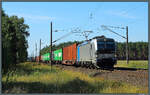 Die Railpool-Mietlok 7193 199 zieht am 09.08.2026 einen Containerzug aus dem Bahnhof Angern-Rog�tz Richtung Stendal.