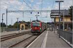 Bei eher ung�nstigem Licht f�hrt die von SBB angemietet 193 057 mit einem G�terzug durch den Bahnhof von Roche VD; links das restaurierte Warteh�uschen und rechts, durch moderne Utensilien etwas