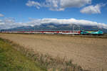 Eine bunte Vectron am Vormittag des 6.9.26 vor der Tatra bei Poprad.