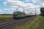 Der RFO-Vectron 193 734 rollte mit einem langen Gaskesselwagenzug am 06.09.26 durch Wittenberg-Labetz Richtung Dessau.