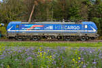 193 792 RTB Cargo bei Eglharting auf dem Weg nach Rosenheim am 15.10.2026. Die Lok hat zwei verschiedene Seiten. Auf der anderen ist die Schrift  Lukas, mit uns auf die Zugspitze !