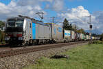 193 166 Railpool mit einem Gemischtwarenladen am 24.10.26 bei Eglharting.
