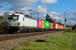 7193 639 weiß, dafür mit vielen bunten Containern am 24.10.26 bei Eglharting.