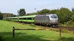 Akiem 7193 010 (91 80 7193 010-4 D-FLIX), vermietet an Flixtrain, mit FLX 20 (1800) K�ln Hbf - Hamburg Hbf (Bohmte-Stirpe, 27.08.2026). Die Wagen sind umgebaute/modernisierte ehemalige IC1-Wagen von DB Fernverkehr.