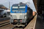 193 841 BoxXpress mit Containerzug in Fulda, Februar 2014.