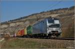 193 804-2 von RAILPOOL mit einen Containerzug bei Thüngersheim am 11.03.14.