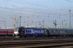 Los gehts mit dem Sdz 2101 der Eishockey-Fans der Adler Mannheim von Mannheim nach Augsburg, gezogen von der brandneuen boxxpress-Vectron 183 853-9 . 
(02.02.2014)