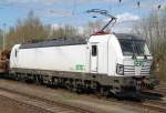 SETG-Vectron 193 831-5 stand am Nachmittag des 17.04.2015 mit dem Holzzug von Rostock-Bramow nach Stendal-Niederg�rne im Bahnhof Rostock-Bramow.
