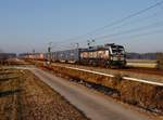 Die X4E 875  mit einem Containerzug am 24.02.2018 unterwegs bei Heilsbronn.